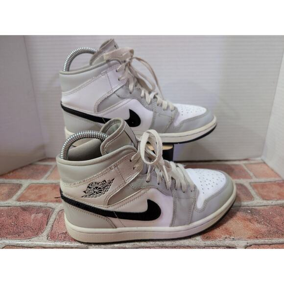 Size 7 - Women's - 5.5 Men Nike Air Jordan 1 Mid Light Smoke Grey Fog BQ6472-015 - Picture 6 of 10